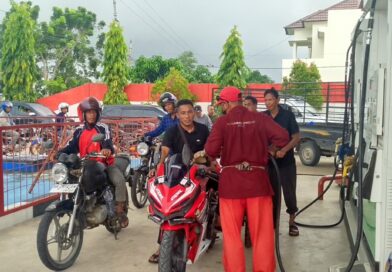 ‘Panic Buying’ dan Kekosongan Pertamax Sebabkan Antrean BBM Mengular di Seruyan