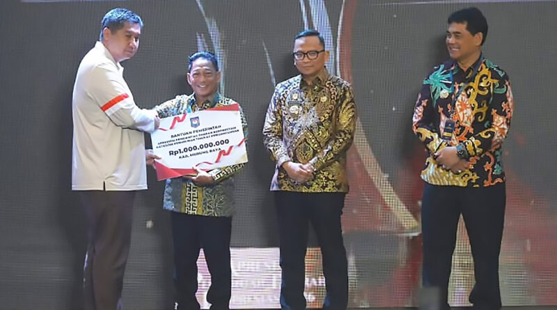 Berhasil Tekan Angka Pengangguran, Bupati Murung Raya Terima Penghargaan dari Kemendagri