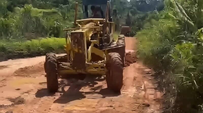Pemkab Seruyan Timbun Jalan Utama yang Tergenang Air di Kecamatan Seruyan Hulu