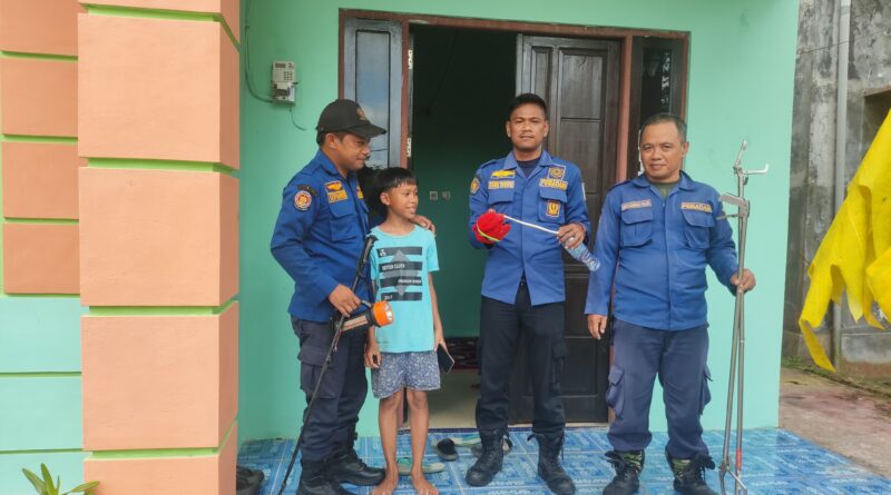 Damkar Seruyan Evakuasi Ular Tadung Hari di Kuala Pembuang I
