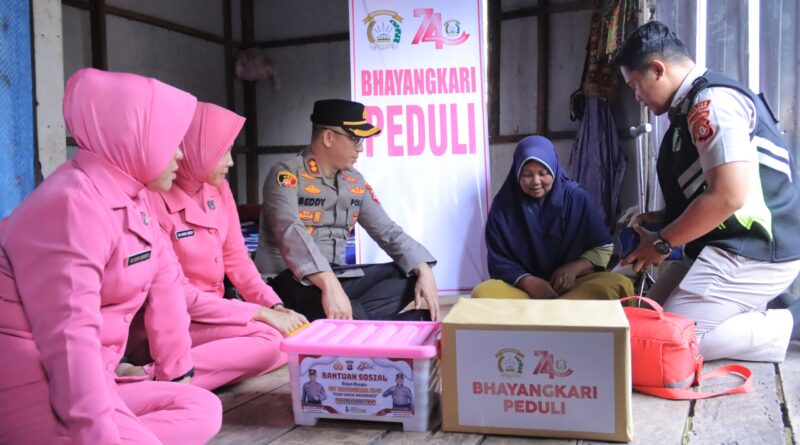 Bentuk Kepedulian Terhadap Sesama, Kapolres Seruyan Pimpin Bakti Sosial di Sejumlah Lokasi