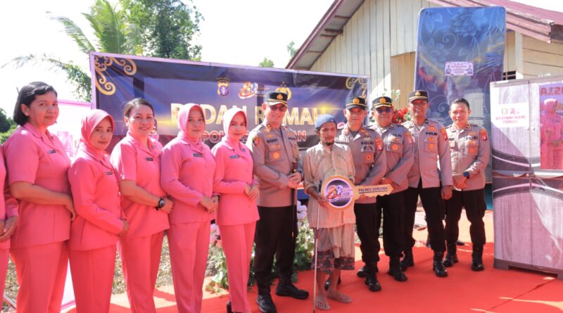 Kapolres Seruyan Serahkan Kunci Program Bedah Rumah di Desa Sungai Undang