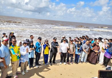 Bupati Seruyan Pimpin Peluncuran Program Penetasan Semi Alami Telur Penyu di Sungai Bakau