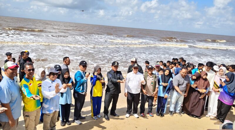 Bupati Seruyan Pimpin Peluncuran Program Penetasan Semi Alami Telur Penyu di Sungai Bakau