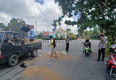 Cegah Kecelakaan Lalu Lintas, Polres Seruyan Timbun Jalan Yang Terkena Tumpahan Minyak