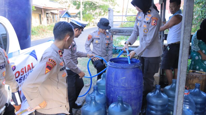 Dampak Kemarau dan Kekeringan, Polres Seruyan bersama Satgas Lemdiklat Polri Salurkan Air Bersih di Desa Sungai Undang