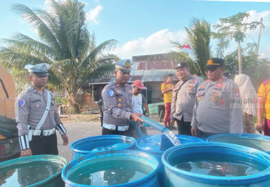 Kekeringan di Segintung, Satlantas Polres Seruyan Distribusikan Ribuan Liter Air Bersih Kekeringan di Segintung, Satlantas Polres Seruyan Distribusikan Ribuan Liter Air Bersih