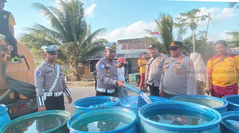 Kekeringan di Segintung, Satlantas Polres Seruyan Distribusikan Ribuan Liter Air Bersih Kekeringan di Segintung, Satlantas Polres Seruyan Distribusikan Ribuan Liter Air Bersih