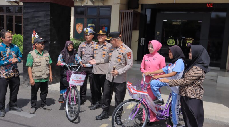 Kepedulian Terhadap Anak Berkebutuhan khusus, Kapolres Seruyan Salurkan 2 Unit Sepeda Bagi Siswa SLB Kepedulian Terhadap Anak Berkebutuhan khusus, Kapolres Seruyan Salurkan 2 Unit Sepeda Bagi Siswa SLB
