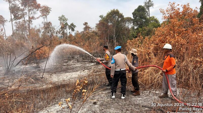 Kebakaran Lahan di Paring Raya, Tim Gabungan dan Kapolsek Hanau Turun Langsung Padamkan Api Kebakaran Lahan di Paring Raya, Tim Gabungan dan Kapolsek Hanau Turun Langsung Padamkan Api