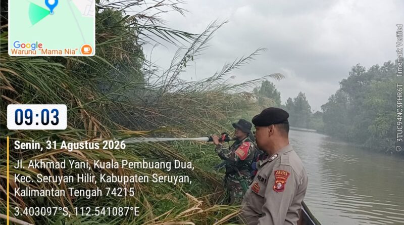Susuri Sungai, Personel Gabungan BPBD Seruyan Berjibaku Padamkan Kebakaran Lahan di Kuala Pembuang II