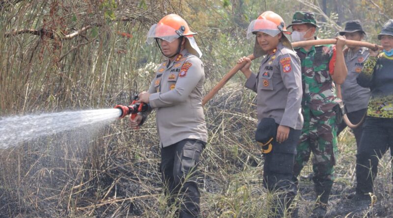 Tidak Sekedar Imbauan, Kapolres Seruyan Terjun Langsung Tangani Karhutla di Persil Raya
