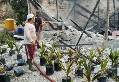 Tim Gabungan Satgas Karhutla BPBD Berhasil Padamkan Kebakaran Gedung Walet Setelah 40 Menit Berjuang Tim Gabungan Satgas Karhutla BPBD Berhasil Padamkan Kebakaran Gedung Walet Setelah 40 Menit Berjuang