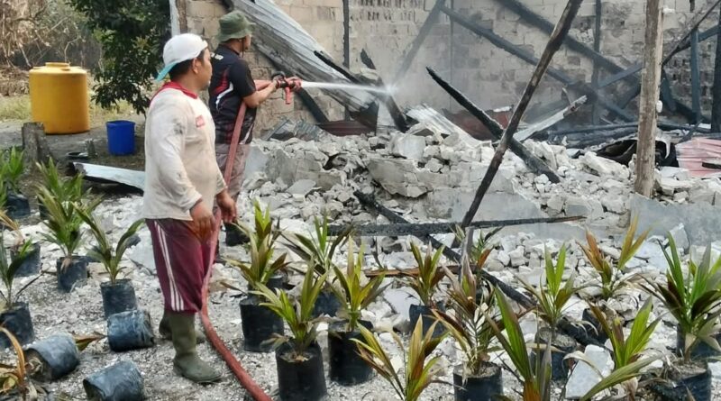 Tim Gabungan Satgas Karhutla BPBD Berhasil Padamkan Kebakaran Gedung Walet Setelah 40 Menit Berjuang