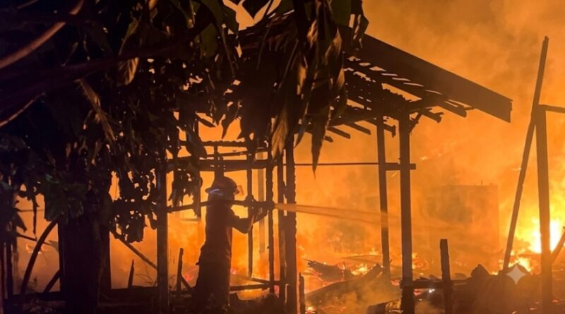 Si Jago Merah Mengamuk, Hanguskan 5 Unit Rumah di Kuala Pembuang I Si Jago Merah Mengamuk, Hanguskan 5 Unit Rumah di Kuala Pembuang I