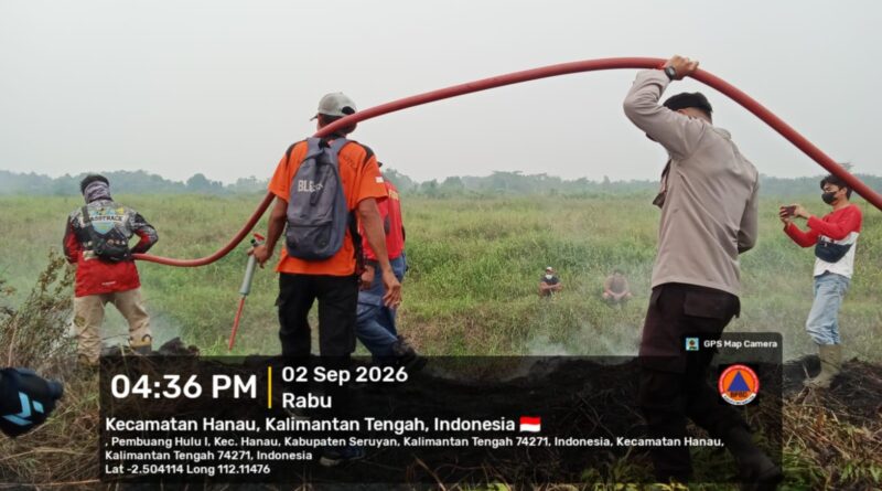 Personel Gabungan Padamkan Kebakaran Lahan di Kawasan Rawa Pinggir Sungai Sebulu