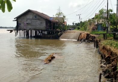 Jalan di Sungai Mitak Bawah Ambruk, Dugaan Sebagian Warga Aktivitas Penyedotan Air Sungai PDAM Jalan di Sungai Mitak Bawah Ambruk, Dugaan Sebagian Warga Aktivitas Penyedotan Air Sungai PDAM